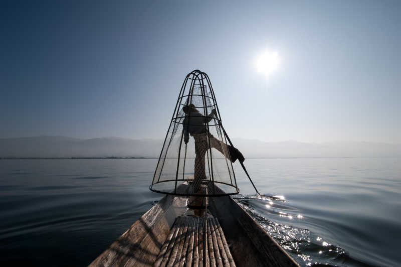 用传统的手工网捕鱼的缅甸渔民