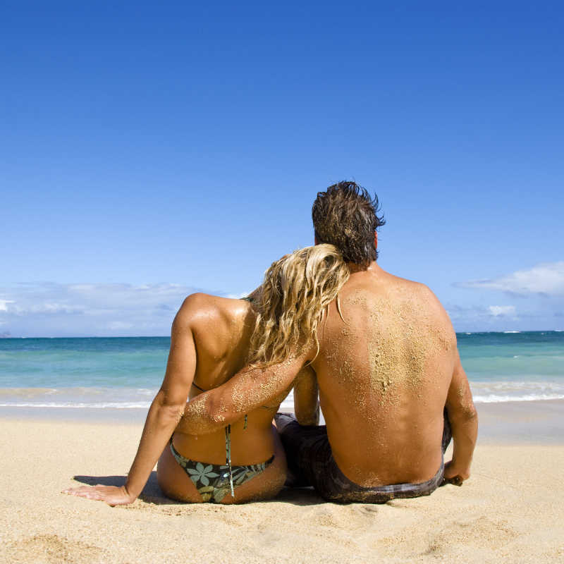 坐在毛伊岛海滩边的夫妻