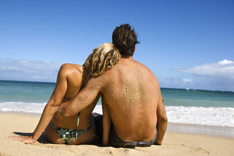 海滩上休息的年轻情侣