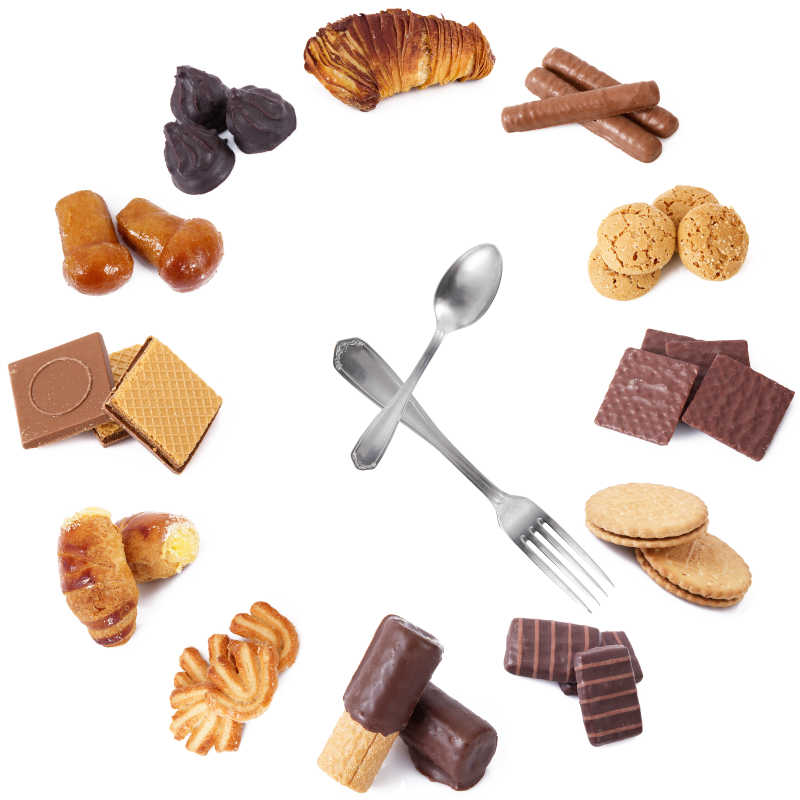 各种甜点和餐具做成的时钟