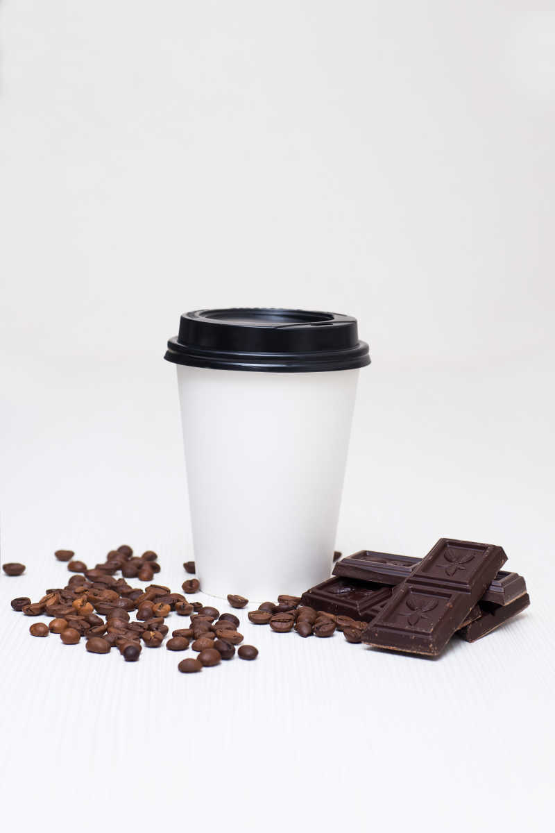 白色背景下的咖啡巧克力和咖啡豆
