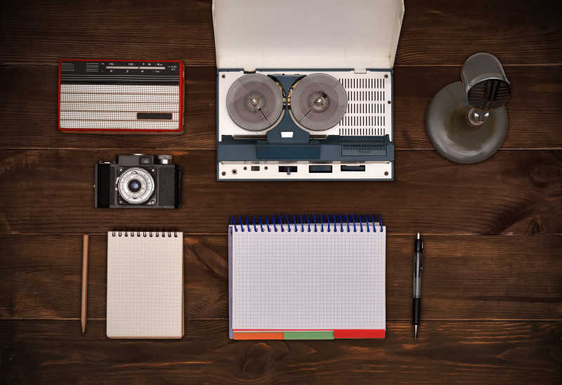 木桌上的复古物件收音机和相机