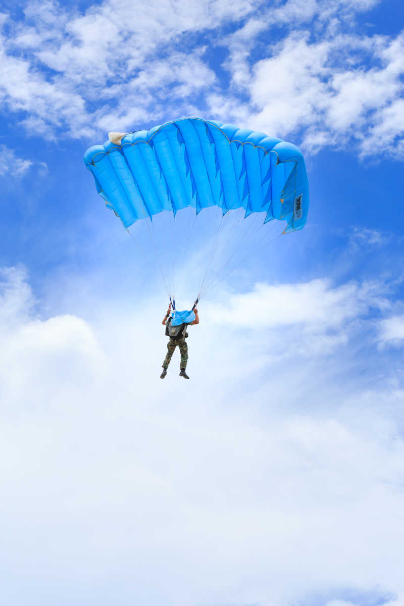 蓝天背景下的跳伞运动员