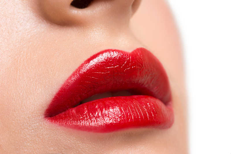 美丽性感的嘴唇鲜红的口红的特写