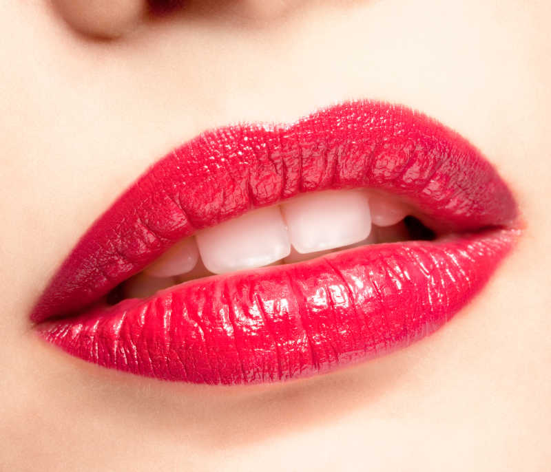 女人的嘴和红色的嘴唇的特写