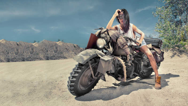 沙漠中骑摩托车的性感的黑发女子