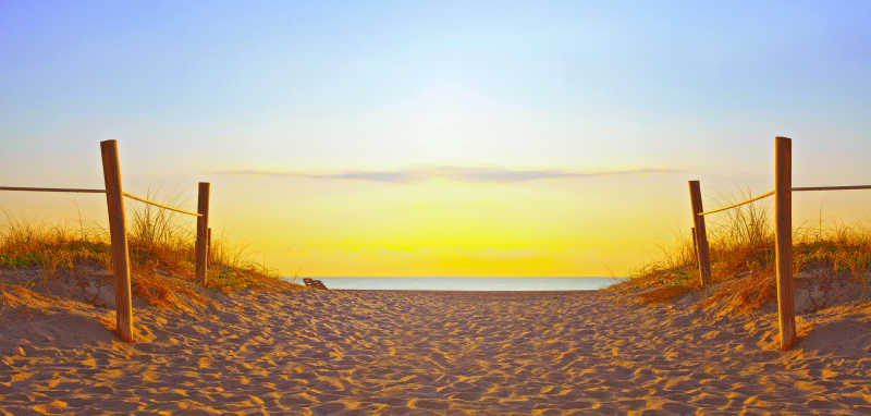 日出-日落背景下的沙滩