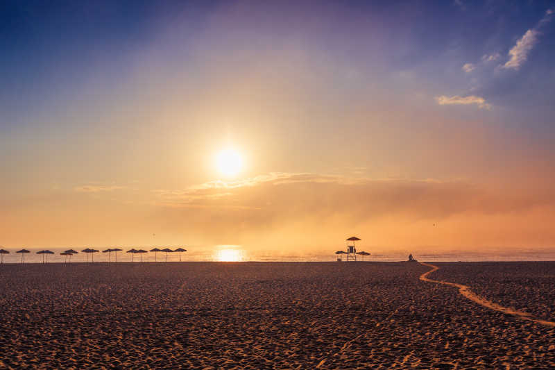 朝阳下空旷的热带沙滩