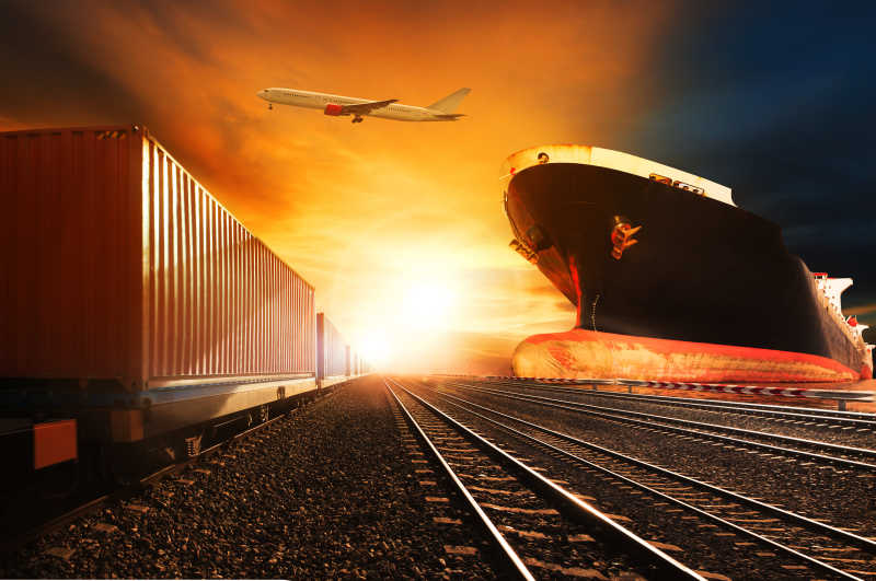 集装箱列车和货运飞机以及货船
