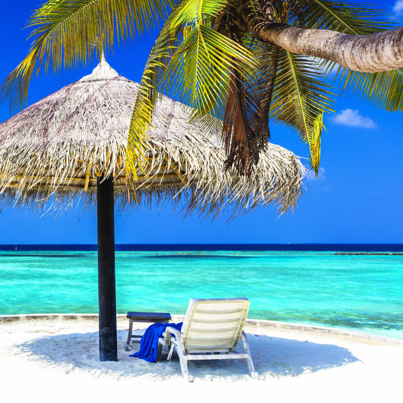 马尔代夫海滨上的度假椅