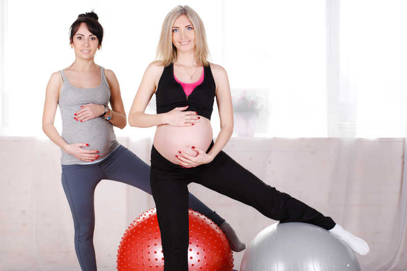 练习瑜伽健身的两位孕妇