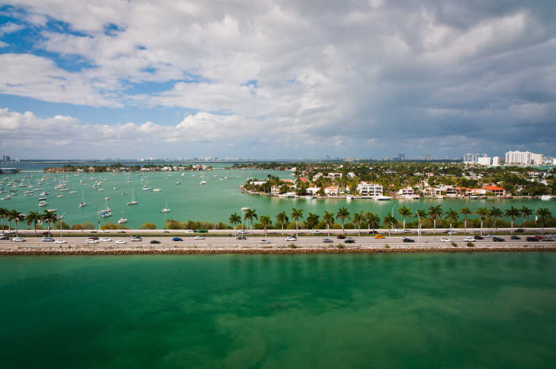 迈阿密沿海水域的麦克阿瑟堤和广金岛风景