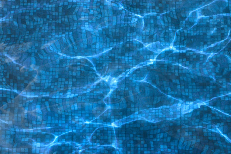 蓝色的清澈的水在游泳池