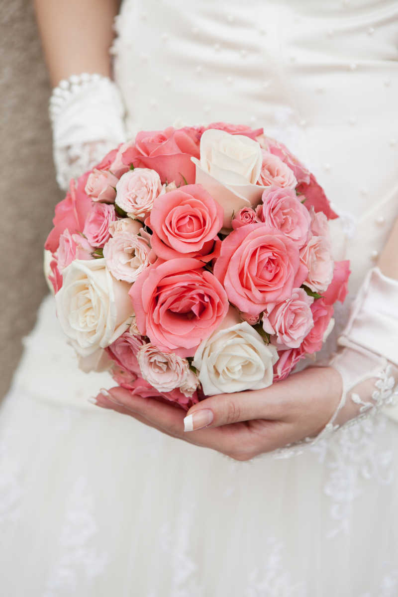 新娘手中的粉色白色的手捧花