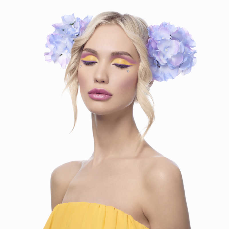 头上戴着两朵鲜花的金发女郎
