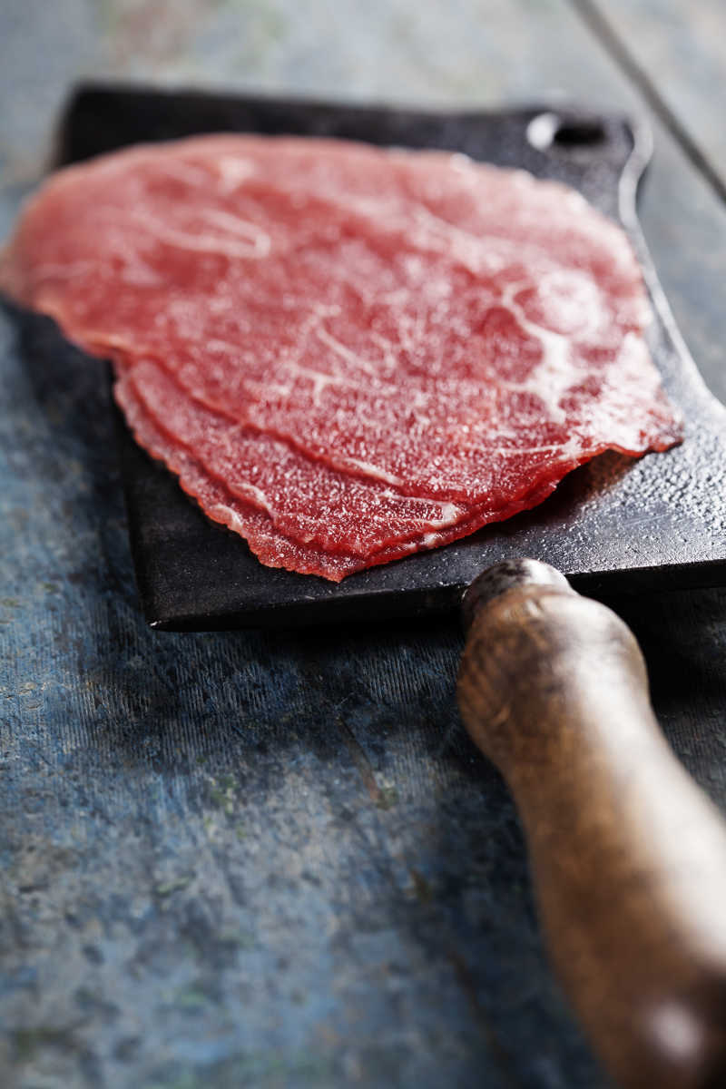 牛肉和老式的切肉刀