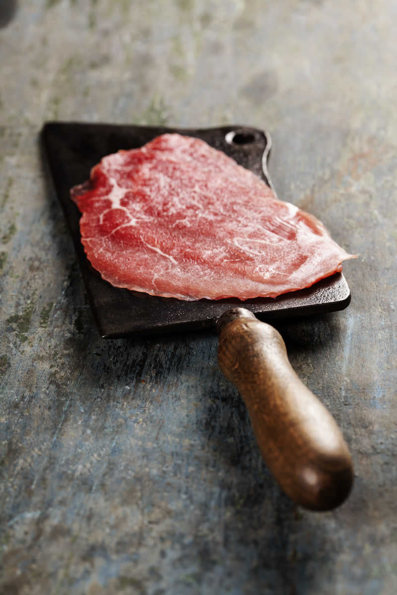 老式的切肉刀和牛肉