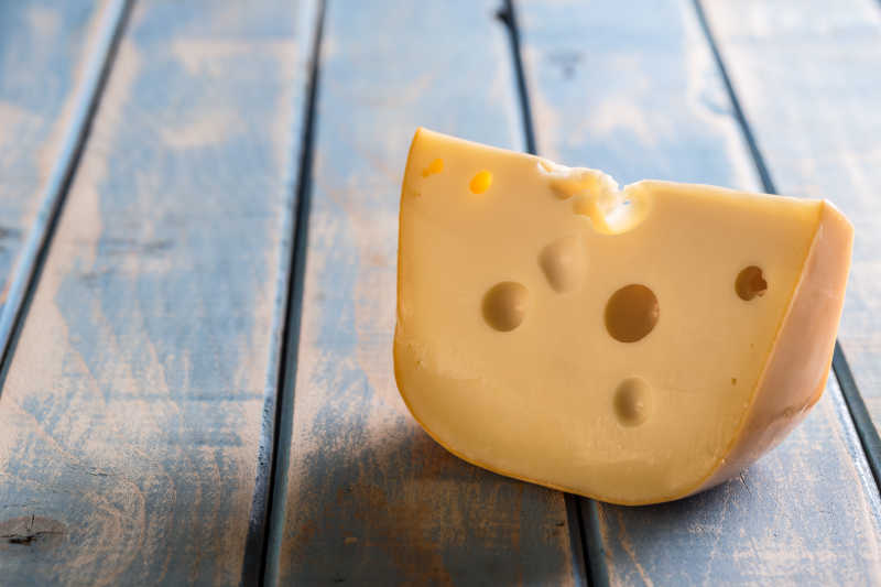 掉在木板上的奶酪