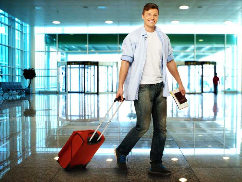 机场携带行李的旅行男子