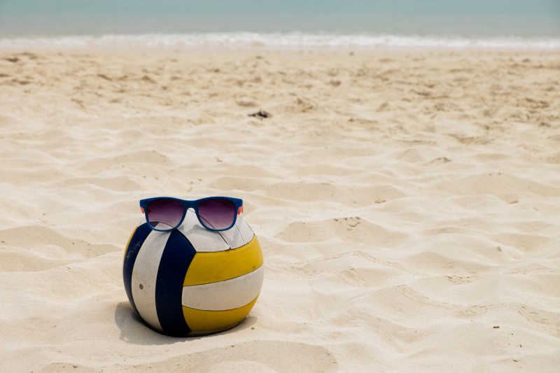 夏日沙滩上的排球