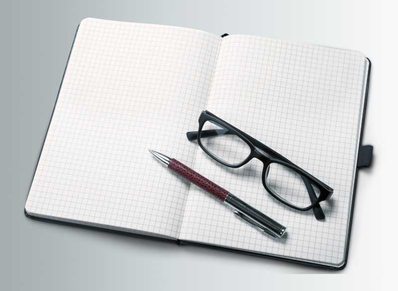 笔记本和眼镜