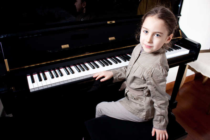 弹奏钢琴的小女孩