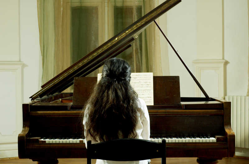 钢琴前的小女孩