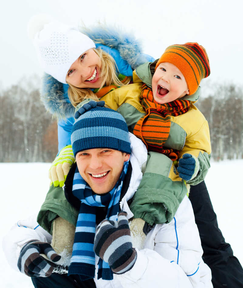 幸福的家庭在户外雪天