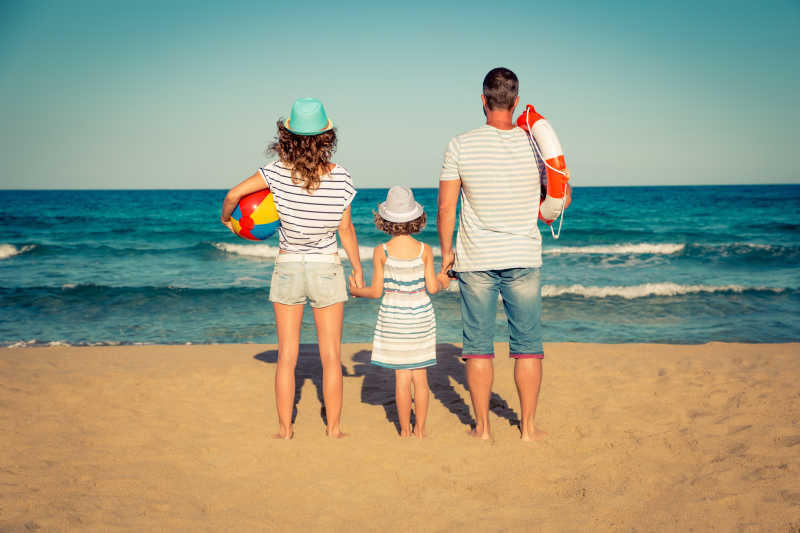 在海边玩得开心的幸福家庭