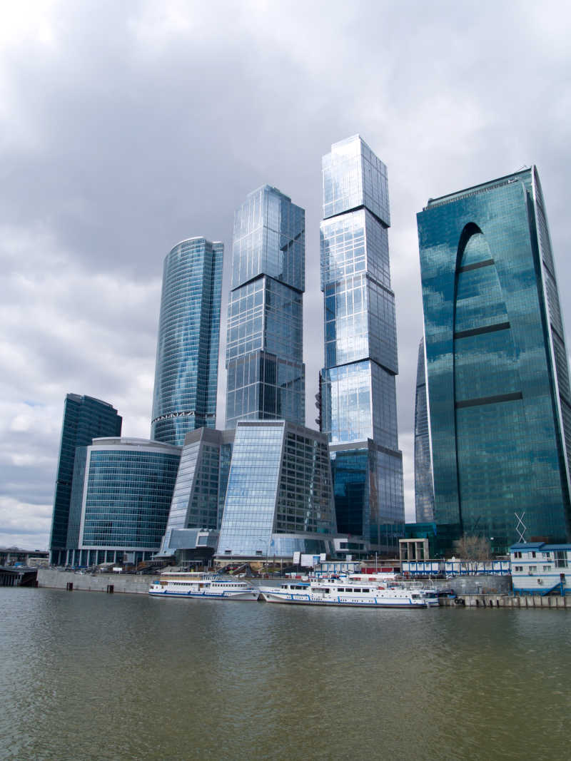 莫斯科市俄罗斯街沿河的摩天大楼