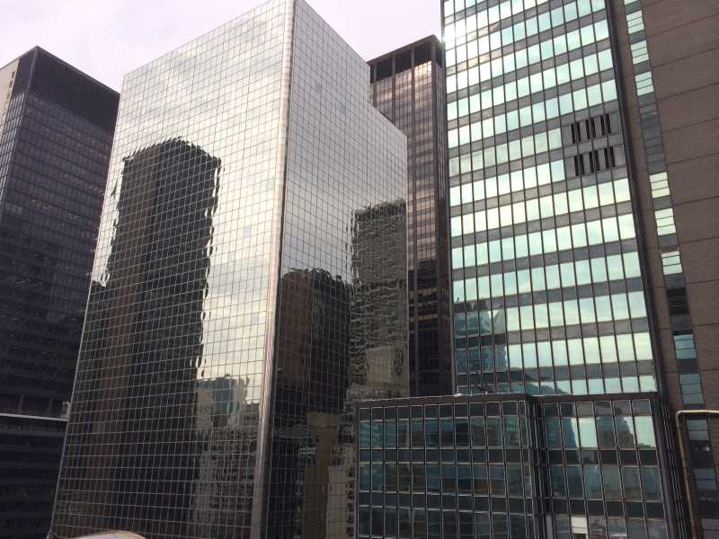 现代钢与玻璃结构的摩天大楼