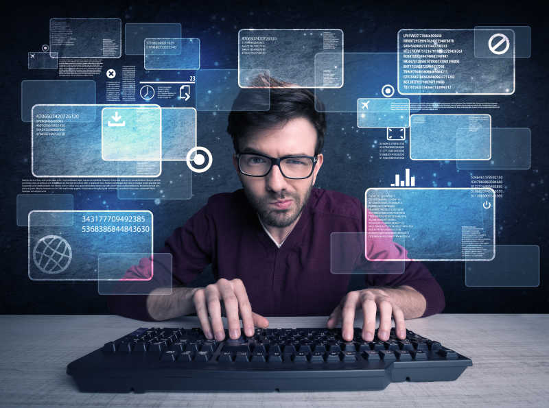 年轻黑客用电脑键盘解决数字密码并显示在屏幕上