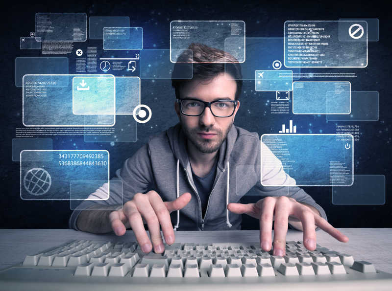 戴眼镜的年轻黑客用电脑键盘解决数字密码并在后台显示出来