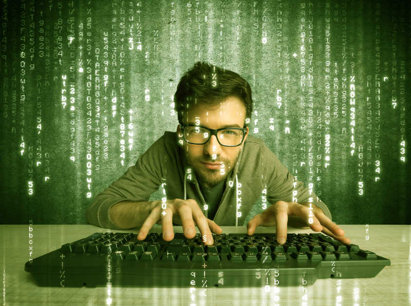 眼镜黑客扫描在线密码数据库和黑客的电子邮件号码