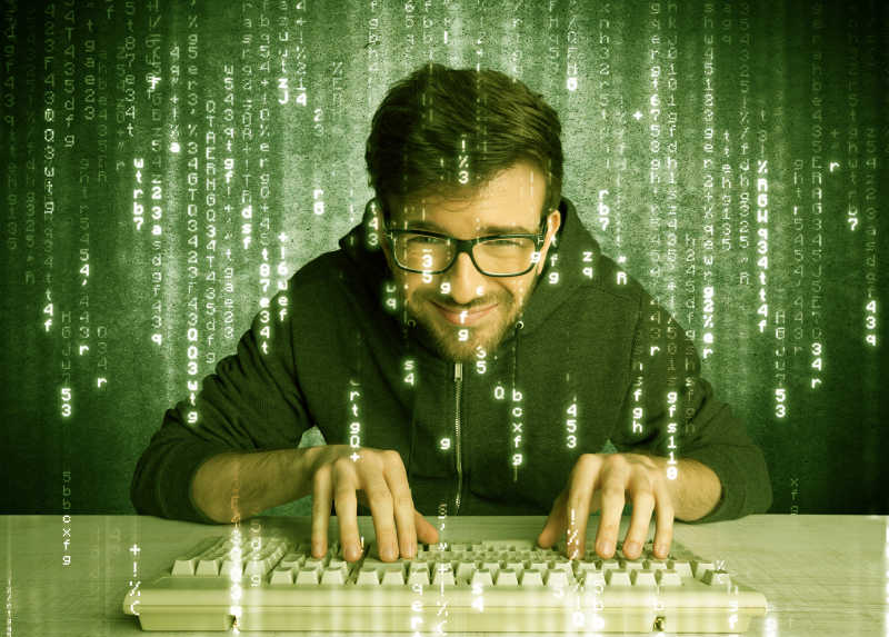 一个有才华的黑客扫描在线密码数据库和黑客的电子邮件号码