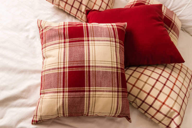 床上的四种不同花纹的枕头