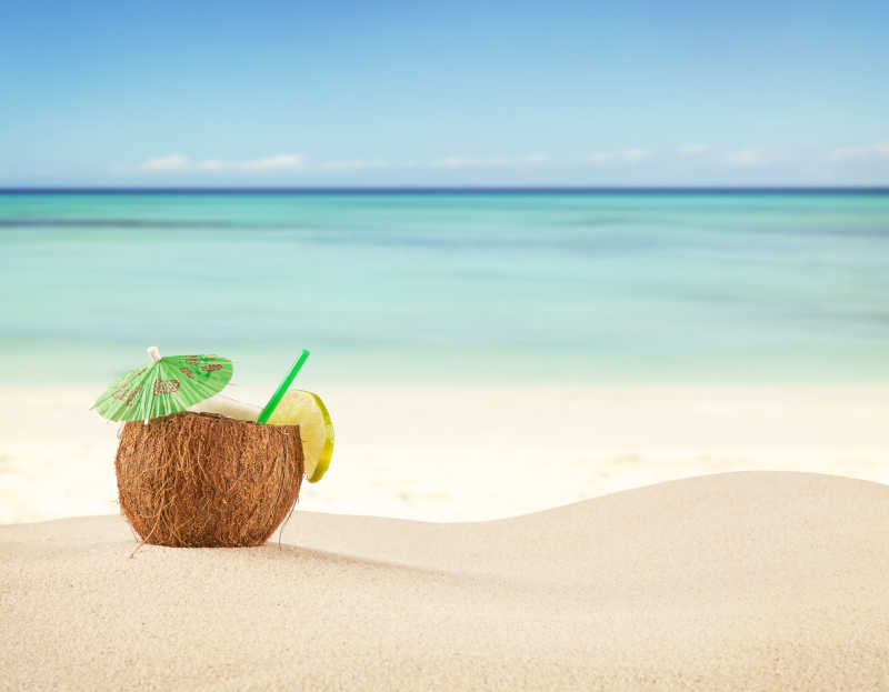 夏日沙滩与饮料