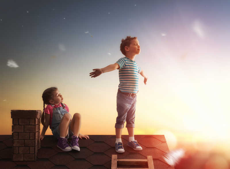 男孩和女孩在屋顶上看黎明