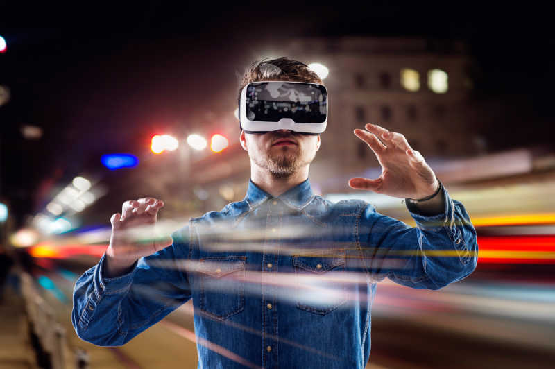男子配戴虚拟实境护目镜看夜城