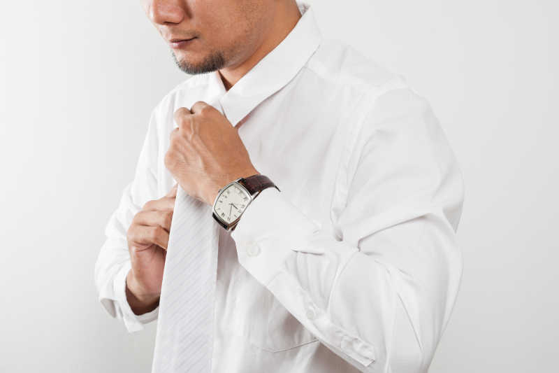 穿着白色衬衫的男人带着手表