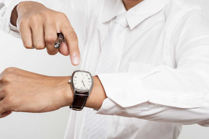 穿着白色衬衫的男人手上戴着手表