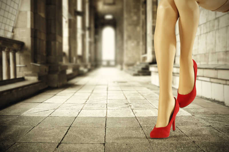 红色的高跟鞋和纤细美腿