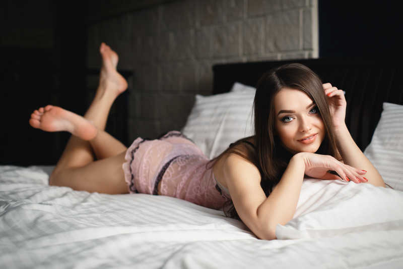 躺在床上穿着性感内衣的美丽少女
