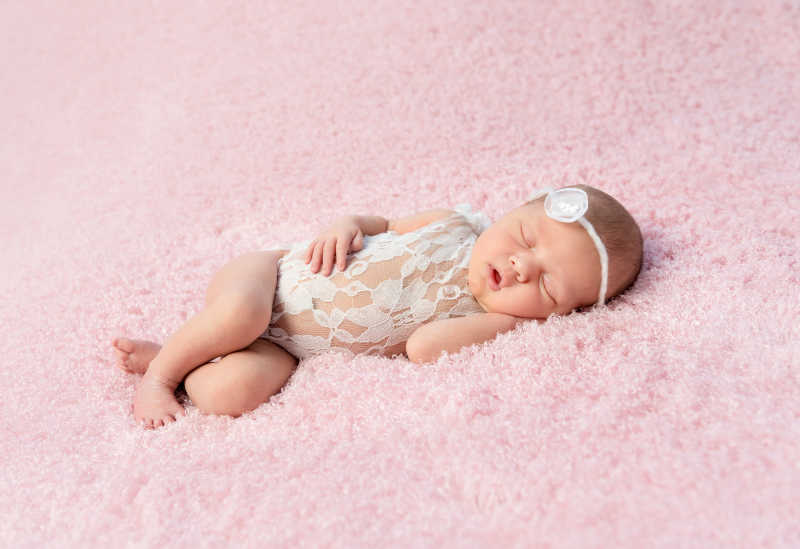 粉色毯子上的可爱的新生儿