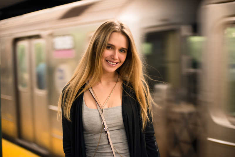 地铁站里微笑的金发美女