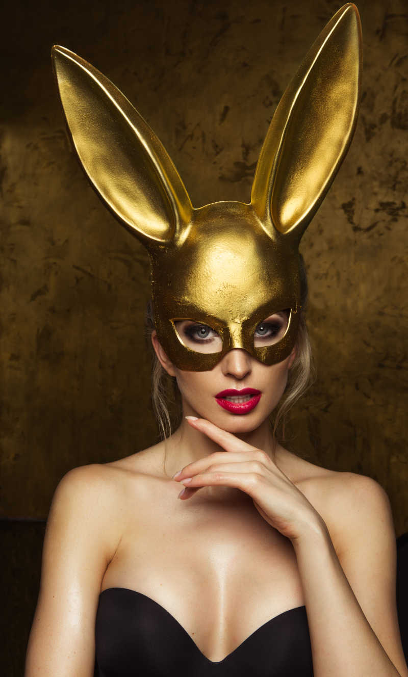 戴着金色的兔耳朵面具的性感美女
