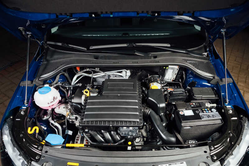 蓝色轿车的引擎盖下发动机内部