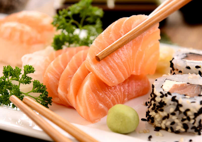味道鲜美的鲑鱼寿司