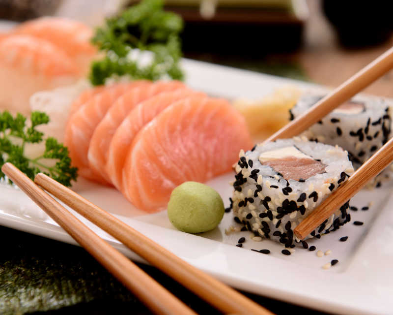 寿司和刺身三文鱼