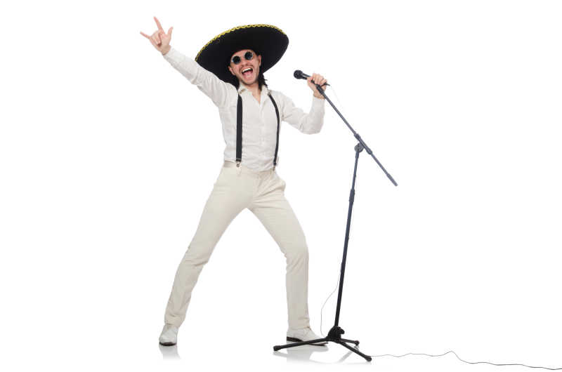 戴着墨西哥阔边帽唱歌的歌手